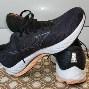 Mizuno Wave Rider 26, Women's Black and Pink Athletic Shoes, Sz. 9.5